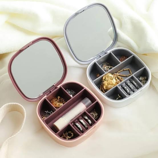 Jewelry organizer with mirror